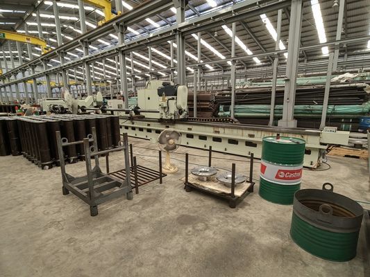 Rotação da peça de trabalho / ferramenta Máquina de queima de rolos de esqui 150 mm Largura do trilho de guia